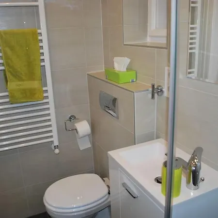 Riverside Center, 5th District Apartman *