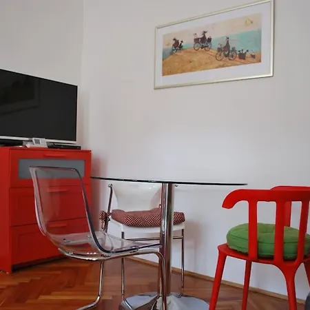 Riverside Center, 5th District Apartman *
